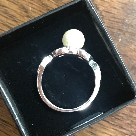 NWT Avon Marquis Leaves Pearlesque Ring Size 8 - Picture 4 of 7